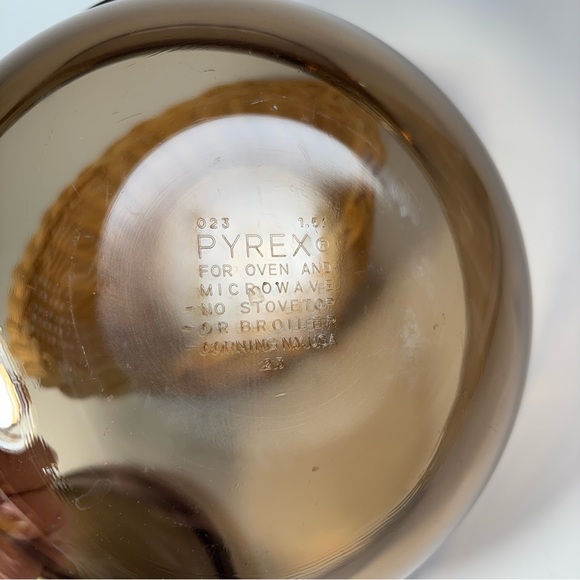 Pyrex Brown Glass Casserole Dish with Wicker Holder - Picture 6 of 9